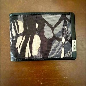 Tumi men’s wallet. Like new.